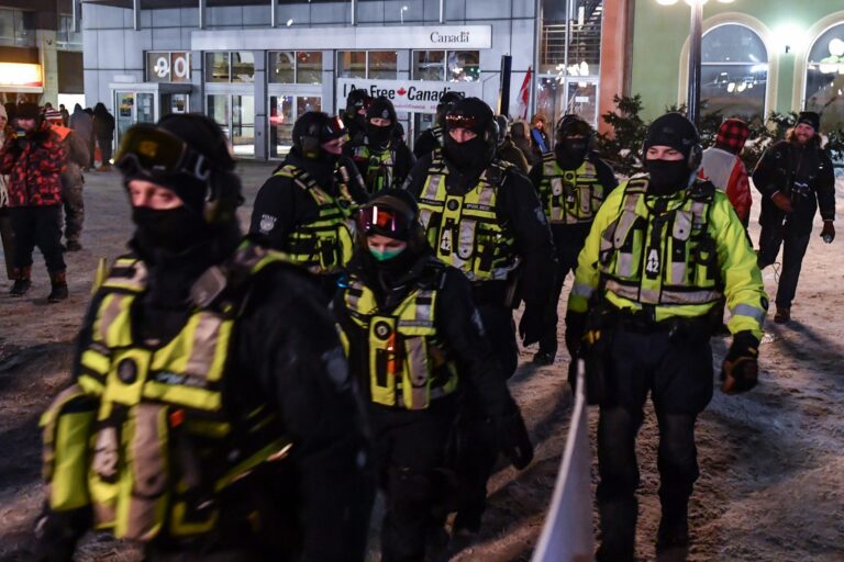 Calgary Edmonton policía Canadá Freedom Convoy