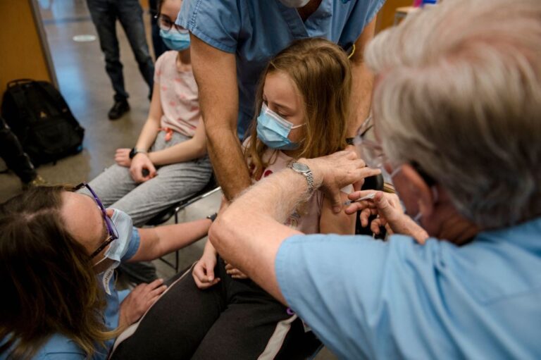 médico vacuna niños menores de 5 años