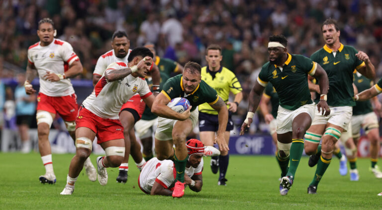 Andre Esterhuizen de Sudáfrica intenta avanzar durante el partido del Grupo B de la Copa del Mundo de Rugby Francia 2023 entre Sudáfrica y Tonga en el Stade Velodrome el 01 de octubre de 2023 en Marsella, Francia. (Foto de David Rogers/Getty Images)