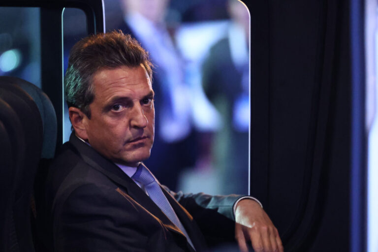 El candidato presidencial de Unión Por La Patria, Sergio Massa, mira a cámara a la salida de un debate presidencial el 01 de octubre de 2023 en Santiago del Estero, Argentina. (Foto de Tomas Cuesta/Getty Images)