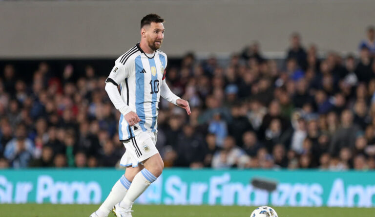 BUENOS AIRES, ARGENTINA - 12 DE OCTUBRE: Lionel Messi de Argentina controla el balón durante el partido de Clasificación para la Copa Mundial de la FIFA 2026 entre Argentina y Paraguay en el Estadio Más Monumental Antonio Vespucio Liberti el 12 de octubre de 2023 en Buenos Aires, Argentina. (Foto de Daniel Jayo/Getty Images)