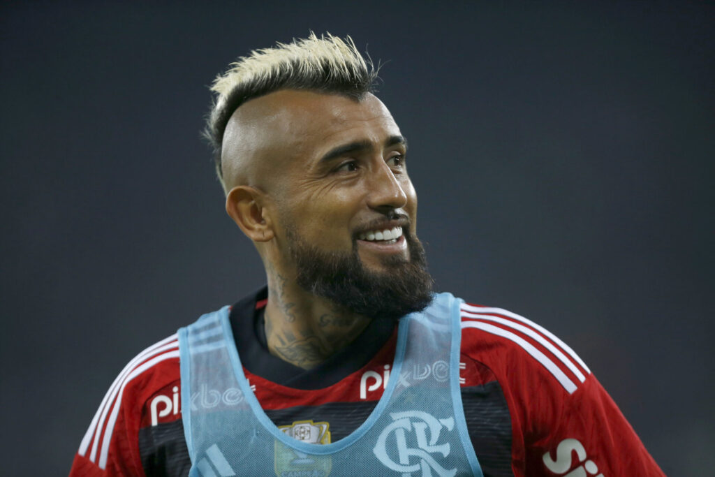 «¿Me tienes que decir algo?”: El chileno Arturo Vidal encaró a De Paul rumbo al vestuario y la TV lo captó (Video)