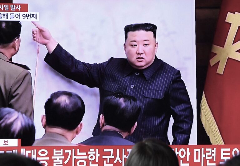 Una pantalla de televisión muestra un noticiario con imágenes de archivo del líder norcoreano Kim Jong-un, en una estación de tren de Seúl el 13 de abril de 2023. (JUNG YEON-JE/AFP vía Getty Images)