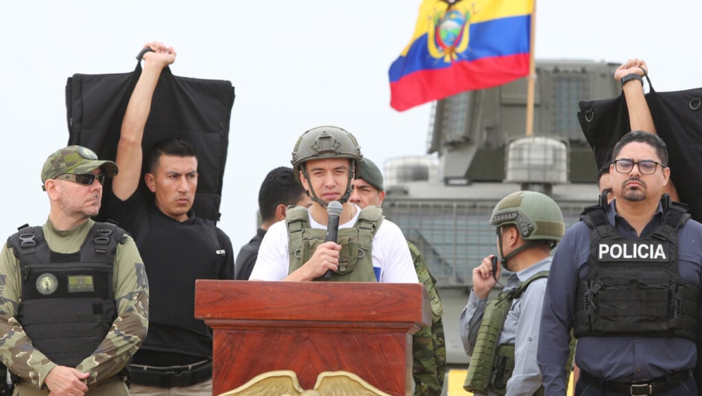 Ecuador aprueba reforma constitucional que permite bases militares extranjeras para combatir el crimen organizado