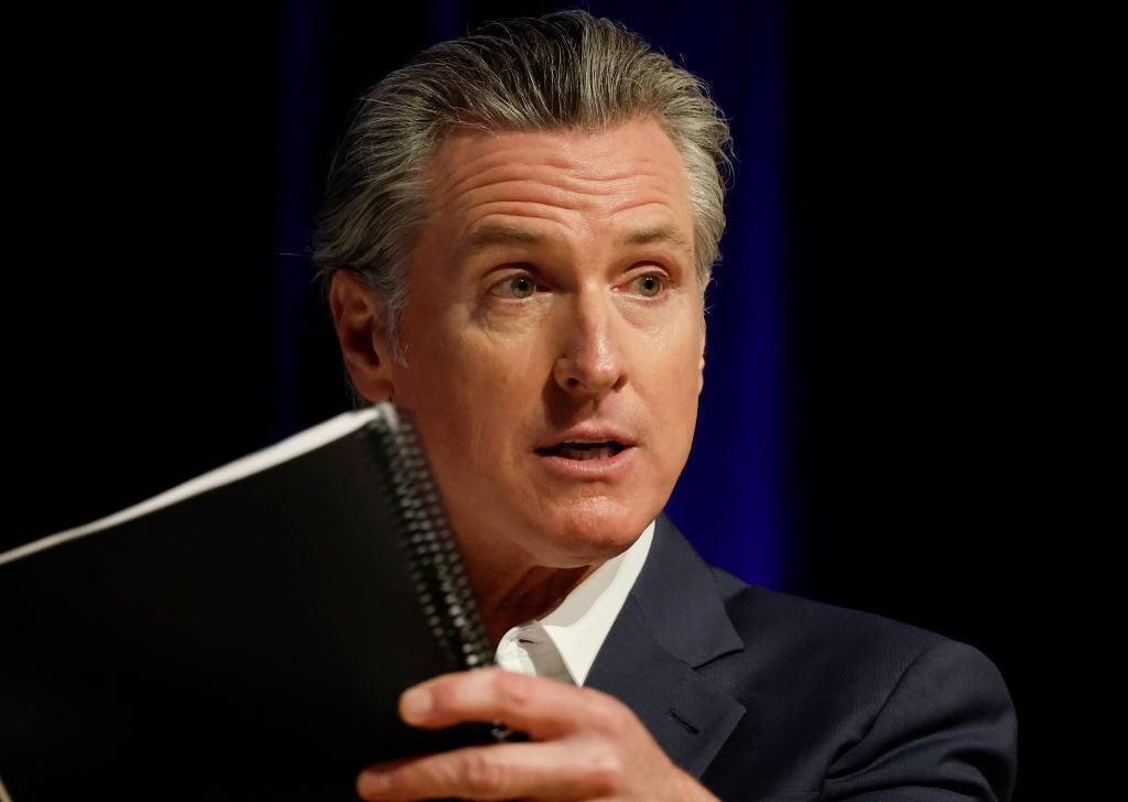 El gobernador de California busca eliminar la cobertura médica gratuita para adultos inmigrantes indocumentados