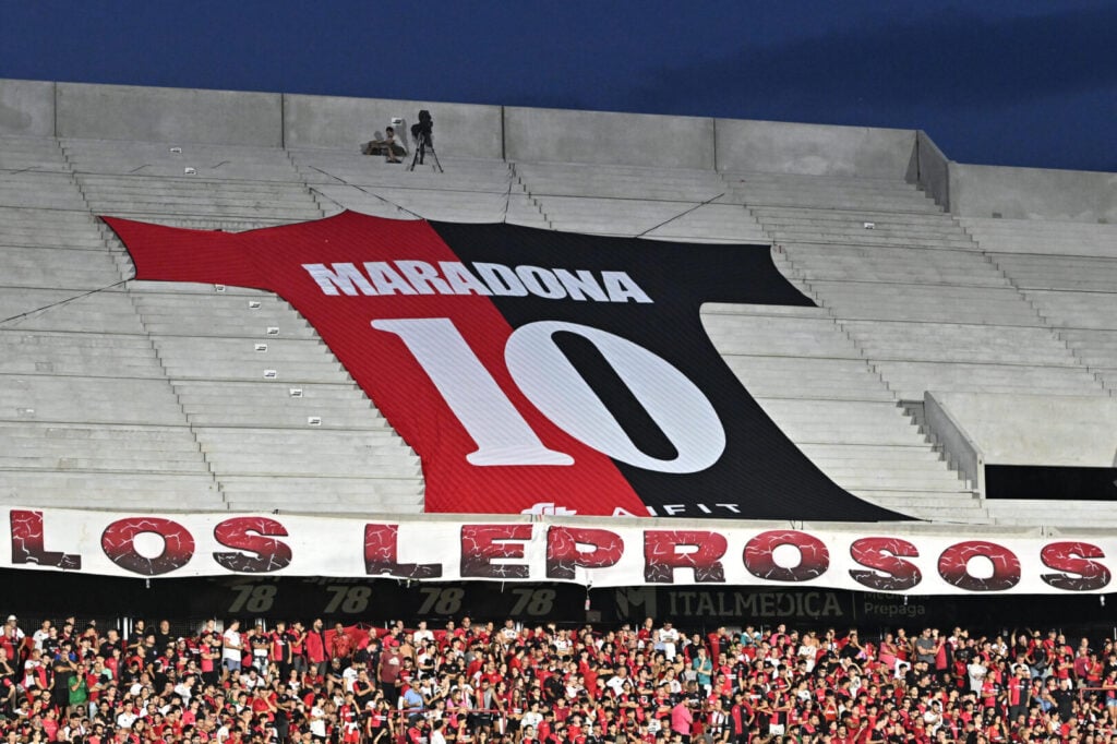 Newell’s castiga a niños de nueve años por foto con jugador del archirrival: padres avalaron castigo